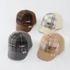Gorra de béisbol a cuadros y rayas para mujer y hombre, nueva gorra de estilo callejero retro americano que hace que la cara se vea más pequeña