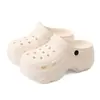 Sapatos perfurados de salto alto, sandálias de banheiro populares para meninas, sapatos baixos versáteis simples para uso externo, fofos com desenho animado e bico fechado