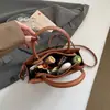 Moda Feminina Bolsa Quadrada Pequena Simples Feminina 2026 Nova Bolsa de Mão Transversal Bolsa de Ombro Versátil de Couro PU de Alta Qualidade