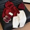 Roupas infantis coreanas coleção outono 2026 novo suéter fofo com capuz vermelho dopamina e calça reta para meninos e meninas