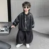 Conjunto de otoño para niño: chaqueta de cuero elegante y genial, conjunto de tres piezas de moda coreana de primavera y otoño para niños con camisa a cuadros