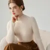 Suéter de tricô de alta qualidade para mulheres, outono/inverno 2026, com gola semi-alta, design canelado, corte justo e estilo versátil como peça de base.