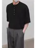 Camisa Polo Negra de Manga Corta con Cuello Henley para Hombre, Camiseta de Verano con Textura Estilo Old Money, Manga Media Pesada Americana