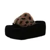 Pantuflas peludas de plataforma súper elegantes con suela gruesa para mujer, adecuadas para usar en exteriores, nuevo modelo otoño e invierno 2026, pantuflas antideslizantes tipo slip-on para el hogar