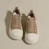 Nuevas zapatillas estudiantiles versátiles que aumentan la altura con un estilo moderno, zapatos casuales de suela gruesa 2026 para mujer, zapatillas de lona retro para primavera y otoño