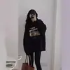 Sudadera de dibujos animados negra, prenda exterior para mujer, otoño/invierno 2026, una pieza popular y elegante este año, con un diseño relajado y moderno, y una sudadera con capucha