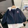 Casaco Feminino Estilo Primavera e Outono 2026 Nova Roupa de Outono para Bebê Top com Capuz Estiloso Roupa Infantil Roupa de Outono para Crianças Pequenas