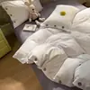 Conjunto de Roupa de Cama de Algodão Lavado Estilo Muji com Botões Quatro Peças Capa de Edredom Jacquard Lençol de Cima Lençol com Elástico Conjunto de Três Peças para Dormitório Estudantil