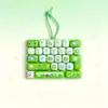 Teclado de dibujos animados lindo de 26 teclas, juguete para aliviar el estrés, colgante de llavero decorativo, venta al por mayor