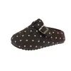 En stock: Nuevos zapatos slip-on de mezcla de lana con lunares retro 2026 con suelas suaves, forro de felpa para abrigar y características antideslizantes, perfectos para uso casual