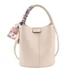 Nova Bolsa de Mão Estilo Coreano, Nicho, Estilo Ins, Elegante e de Alta Qualidade, Formato de Balde, Bolsa Transversal Feminina Moderna e Versátil com uma Pequena Bolsa Interna