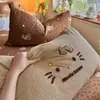 2026 Novo Estilo Desenho Animado Classe A Mãe e Bebê Grau Toalha Bordada Conjunto de Quatro Peças para Dormitório Estudantil, Conjunto de Três Peças com Lençol e Capa de Edredom