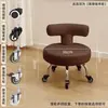 Taburete pequeño para el hogar con respaldo, taburete bajo con ruedas giratorias, andador infantil, reposapiés y taburete para cambiarse los zapatos, diseño moderno simple con ruedas
