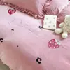 Conjunto de Quatro Peças em Algodão de Fibra Longa Estilo Menina Francesa Bordado Morango Babado Capa de Edredom Estilo Princesa Algodão Puro Todo Algodão Toque de Luxo Verão