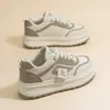 Sapatos Femininos de Malha Respirável para o Verão 2026 Nova Moda Versátil Esportivos Casuais Sapatos de Skate Mais Vendidos Sola Grossa Sapatos Brancos