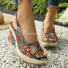 Sandalias Amazon estilo étnico 2026 con suelas gruesas, diseño floral de punta abierta, moda europea y americana, tacón de cuña, comercio exterior transfronterizo, talla grande