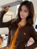 Novo Estilo de Início de Primavera Cardigan de Lã Fina Falso Duas Peças para Mulheres, Top Interno Curto com Gola Redonda, Peça de Roupa Externa Fashion e Rejuvenescedora