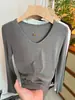 Camiseta Sencilla de Color Café Estilo Coreano, Color Sólido Versátil, Cuello en V, Manga Larga para Mujer, Novedad Primavera 2026, Ajuste Ceñido, Camiseta Básica Adelgazante