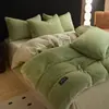 Juego de cuatro piezas de sábana bajera acolchada de terciopelo medio, colcha de terciopelo de leche engrosada de invierno, funda de edredón de terciopelo coral, ropa de cama de felpa