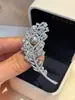 Broche Pena Pérola Totalmente Cravejado Estilo Palácio Retrô para Mulheres, Luxo Leve, Sensação Elegante e de Alto Padrão, Broche de Terno, Flor de Lapela Outono e Inverno