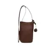 2025 Nova Bolsa Vertical de Couro Macio com Bola Trama Mini Bolsa de Passeio Textura de Couro Macio Bolsa para Celular Bolsa Transversal Feminina