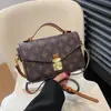 Bolso Cuadrado Pequeño de Diseño Retro de Alta Gama Transfronterizo para Mujer 2026 Nueva Moda Versátil para Viajes Diarios Bolso de Hombro