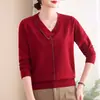 Camiseta de punto básica con cuello en V para otoño e invierno de mujeres de mediana edad y mayores, suéter elegante nuevo 2026, ropa de otoño para mamá, top que reduce la edad