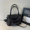 Bolsa Tote de Gran Capacidad Transfronteriza, Nueva Bolsa Versátil con Tachuelas para Motocicleta, Bolso Versátil para Mujer para Hombro y Cruzado para Viajes Diarios