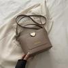 2026 Nuevo Bolso de Hombro Cruzado Tipo Cubo Moda Europea y Americana Bolso Cruzado Color Sólido Superficie Suave Bolso de Mujer Bolso Versátil
