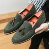 Mocasines de Otoño para Hombre, Zapatos Retro de Cuero Gamuzado Estilo Británico, Mocasines Casuales Transpirables de Punta con Borlas
