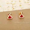 Pendientes Pequeños de Nácar de Alta Calidad con Forma de Falda, Chapados en Oro Rosa de 18 Quilates, Diseño Finamente Elaborado en Forma de Abanico con Ágata Roja e Incrustación Completa de Diamantes