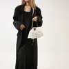 Bolsa Feminina de Design Nicho Estilo Coreano Criativa 2025 Nova Bolsa Transversal com Corrente Simples Distinta Padrão Lichia Bolsa de Roupa