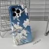 Fornecimento transfronteiriço: Capa de celular com fundo azul e flor de magnólia branca cintilante para 16 Plus, apresentando um design impresso em alta definição estilo chinês usando película de transferência de calor