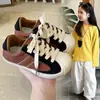 Novos Sapatos Infantis Outono 2026: Tênis Esportivo Casual Confortável com Solado Macio para Meninos, Tênis de Treino Alemão Versátil e Moderno Estilo Coreano para Meninas