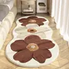 Alfombra de noche estilo Ins en blanco y negro con estampado floral irregular, cachemira sintética, alfombrilla de suelo duradera para sala de estar y dormitorio del hogar