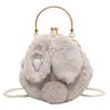Bolsas de Pelúcia Outono e Inverno para Mulheres 2026 Novo Estilo Bolsa Transversal com Corrente de Pérola Popular Bolsa de Coelho de Pelúcia com Clipe de Mão