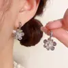 Pendientes de Lujo Ligero, Gama Alta, Versátiles y Exquisitos con Pasadores de Plata, Modernos Pendientes de Flor con Circonitas, Pendientes Únicos de Estilo Minimalista para Mujer