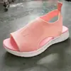 Sandálias Romanas Femininas de Tamanho Grande Estilo Novo para Revenda com Design Fly-Knit, em Estoque, Salto Plataforma, Bico Aberto, Cor Sólida, Sandálias Casuais Planas de Verão