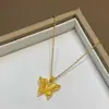 Oro Real 24K Electrochapado Fuerte Retención de Color Nuevo Estilo Chino Seda Dorada Pluma Mariposa Cortada Filigrana Mariposa Collar Cadena Retro Clavícula