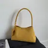 La Popular Bolsa Retro Frosted para Axila de Mujer de Este Año Otoño Temprano 2025 Versátil Simple para el Trabajo Viajero Bolso de Hombro