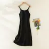 Um Novo Estilo de Camisola de Viscose para Primavera, Verão e Outono, Apresentando Cor Sólida, Design com Bojo Integrado, Caimento Solto, Confortável para Usar em Casa e Adequado para Usar na Rua