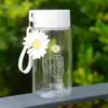 Venta Directa de Fábrica Taza de Plástico Pequeña Margarita Creativa de Aspecto Elegante Regalo para Estudiante Anticaídas Taza de Agua Tetera de Agua para Exteriores