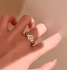 Anillo de Cruz con Incrustaciones de Pedrería de Lujo Ligero Familia T Mecanizado de Precisión CNC Anillo de Dedo con Bloqueo de Color Dorado de 18 Quilates Versátil para Chicas Anillo de Diamante ins