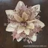 Decorações de Natal transfronteiriças, incluindo flores de Natal artificiais, enfeites de Natal e decorações para árvores de Natal, fabricadas por uma empresa especializada em flores plásticas com pó de ouro