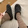 Pantuflas de algodón para mujer con lunares y punta cerrada, nuevo modelo otoño e invierno 2026, versátiles, de suela plana, de suela suave, cálidas, cómodas, pantuflas casuales
