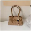 Bolsos de mano para mujer transfronterizos, nueva colección de otoño 2026, bolso de hombro de nicho de lujo ligero de alta gama, gran capacidad para el trabajo y los desplazamientos