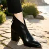Botines de punta afilada en forma de V para mujer, con cremallera trasera, adorno metálico en la punta para realzar la forma del pie y un diseño versátil adecuado para otoño e invierno.
