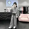 Nueva colección de primavera y otoño: Conjunto moderno de dos piezas estilo coreano para niñas, con un top de manga larga y pantalones de pierna ancha, perfecto para looks casuales y deportivos