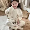 Pijama Infantil Outono e Inverno 2026 Novo Estilo Plus Veludo Espessado Meninas Bebê Roupas de Casa Conjunto Estilo Coreano Cardigan com Renda