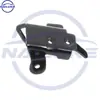 84620-3Aw0B 846203Aw0B Parte Inferior de la Cerradura del Maletero Adecuado para Nissan Sunny 12-17